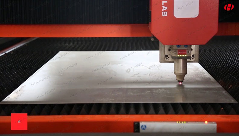 床身為整體焊接結(jié)構(gòu)，橫梁為鑄鋁件，均經(jīng)多次時(shí)效處理，動(dòng)態(tài)響應(yīng)好。